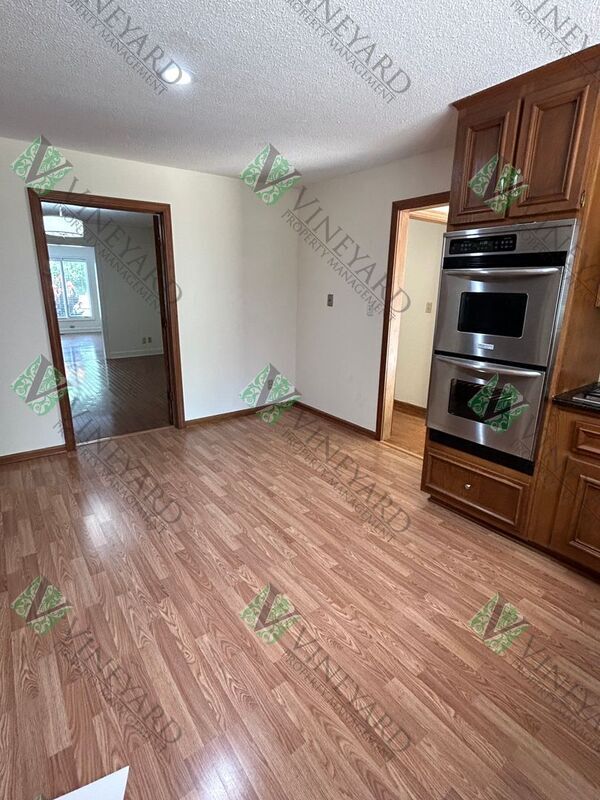 Building Photo - 115 Nesbit Ferry Pl