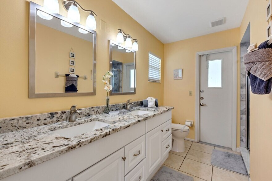 Building Photo - 7725 Indian Ridge Trail N