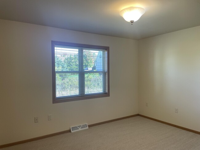 Building Photo - 2635 Parkfield Dr