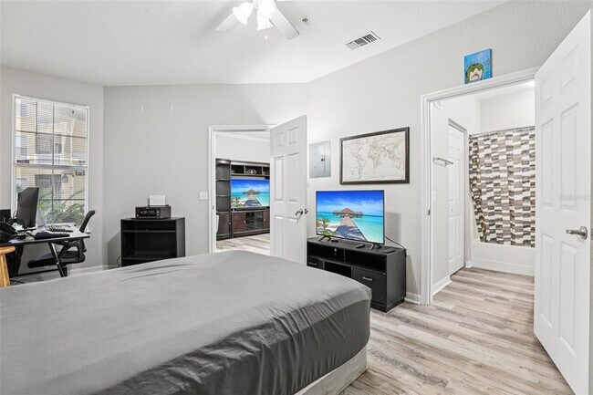 Building Photo - 860 N Orange Ave