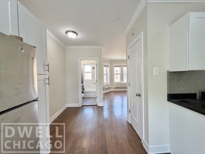 Building Photo - 3825 N Greenview Ave