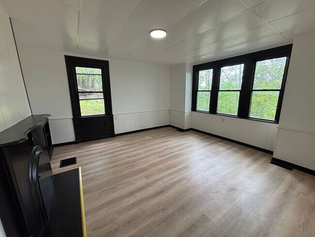 Building Photo - Beautiful 3 Bedroom, 2 Bathroom Home with Private Drive and Large Yard!