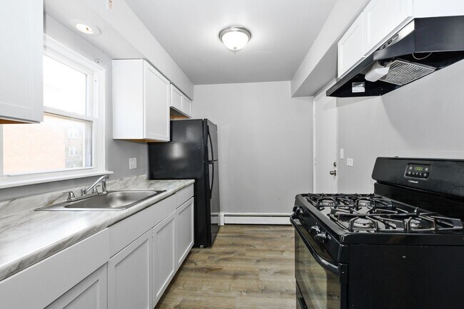 Interior Photo - 7818-7820 South Shore Drive