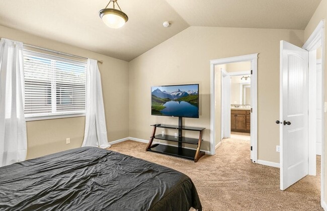 Building Photo - 2833 25th Ave