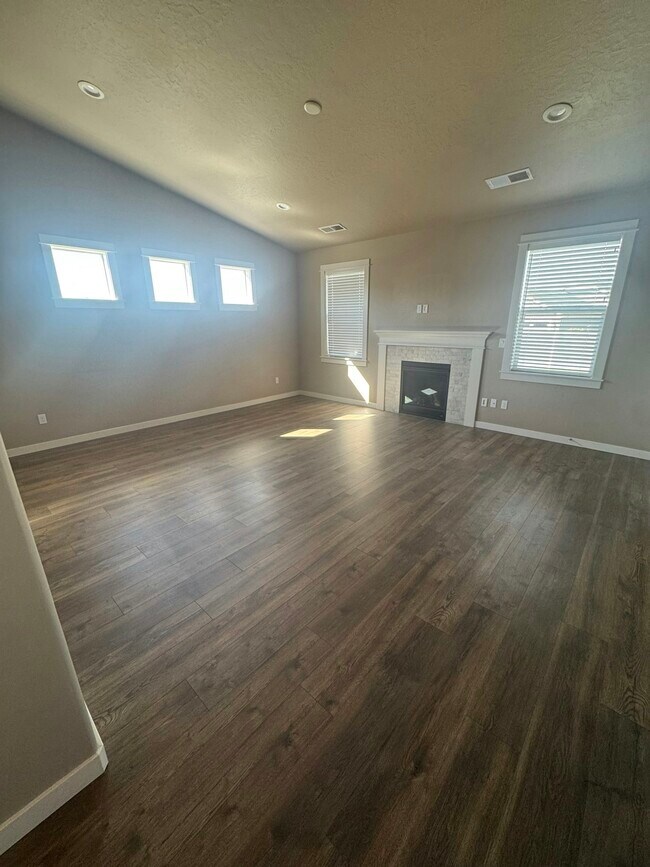 Building Photo - 18551 White Rose Pl