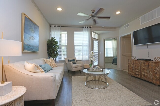 Building Photo - Prime Location Near Dining & Shopping!