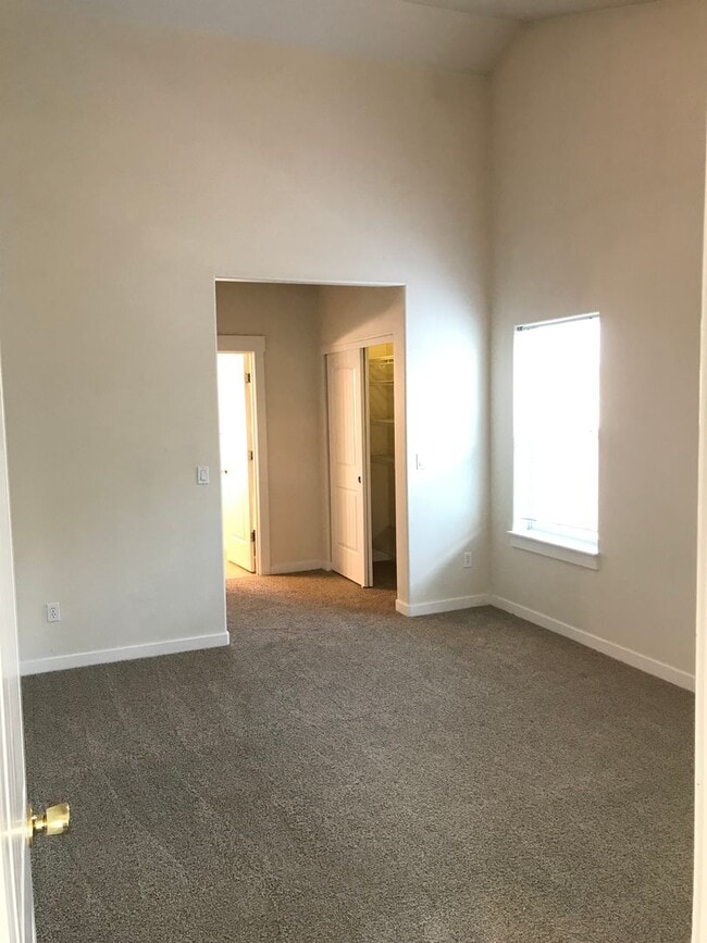 Building Photo - Hard to find 4 Bed, 3 Full Bath Home