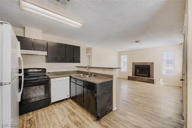 Building Photo - 2745 Jennydiane Dr