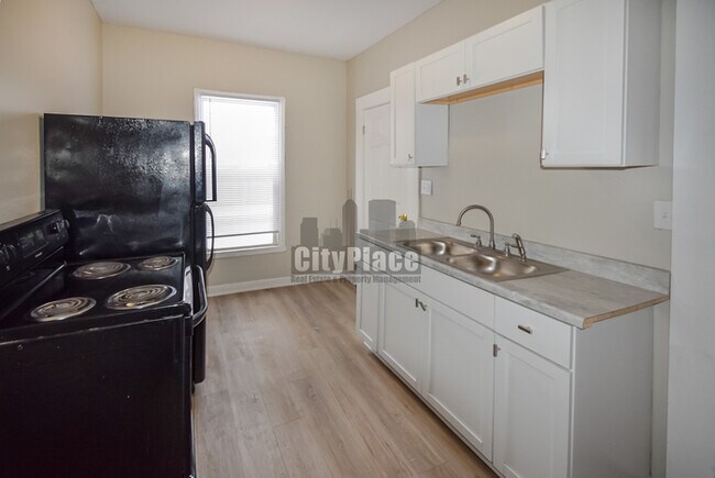 Building Photo - 820 N Oakland Ave