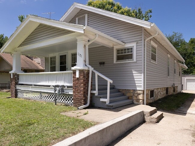 Building Photo - Newly renovated! 3 bedroom 1 bath with sin...