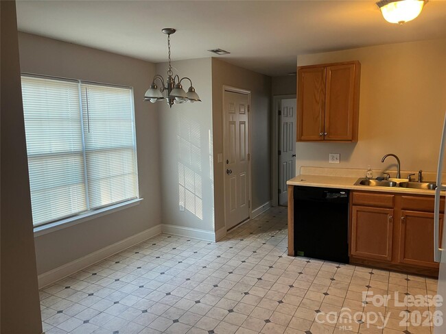 Building Photo - 1923 Crestmont St