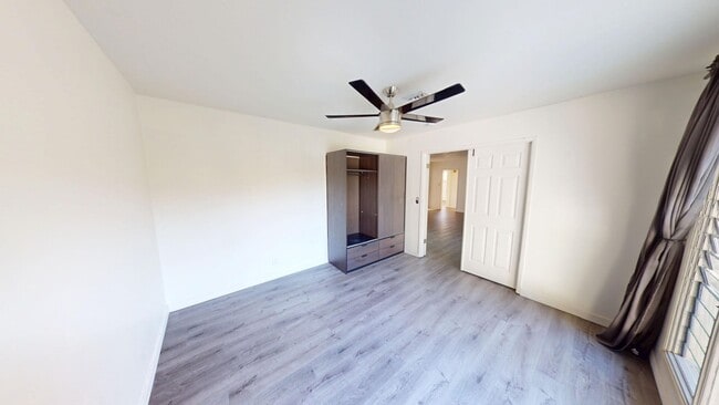 Building Photo - Large 7 Bedroom house on Dorothy - Steps off Campus!!