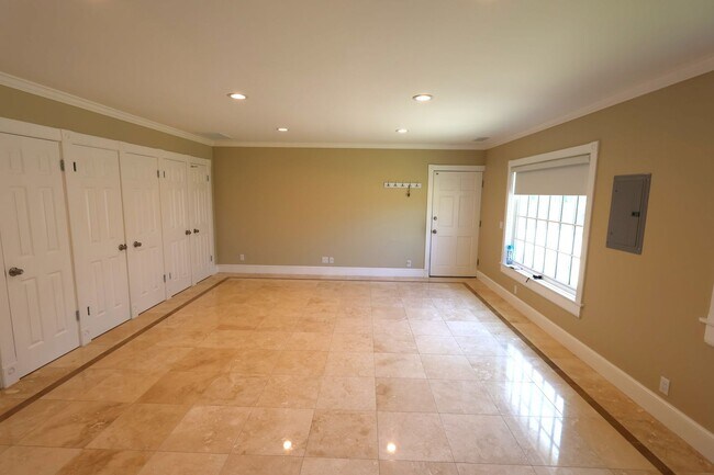 Building Photo - Modern Single ADU in El Segundo!