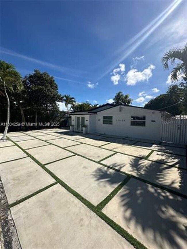 Building Photo - 17650 NE 19th Ave