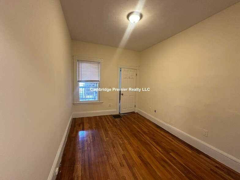 Building Photo - 55 Bonair St