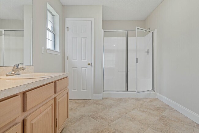 Building Photo - 6 Lemay Pl