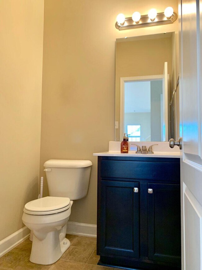 Building Photo - 211 Rainmaker St