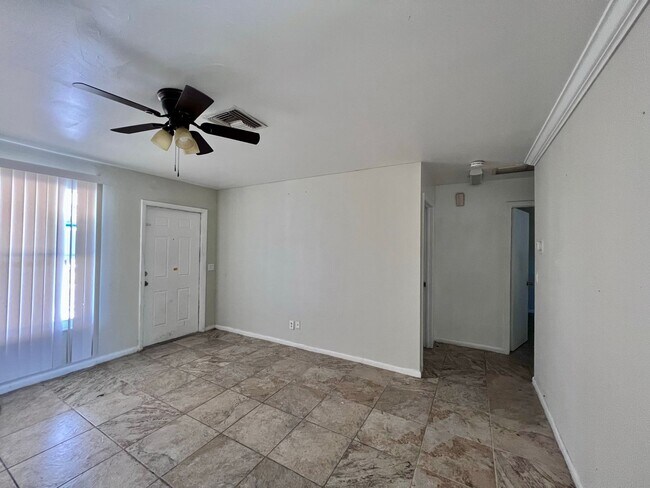 Building Photo - 2 bedroom 1 bath duplex in the heart of Na...