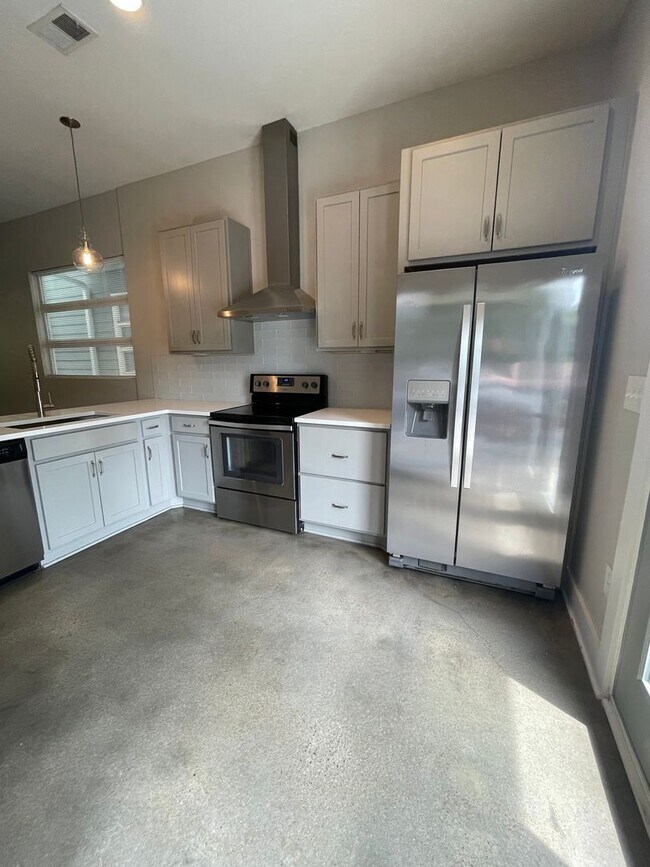 Building Photo - Incredible 2 Bedroom 2.5 Bath Townhome wit...