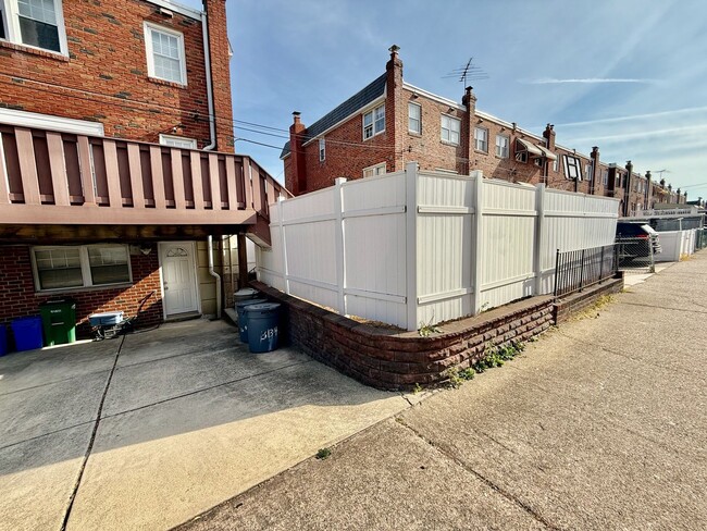 Building Photo - RARELY Offered PACKER PARK 3 Bedroom/2 Bat...