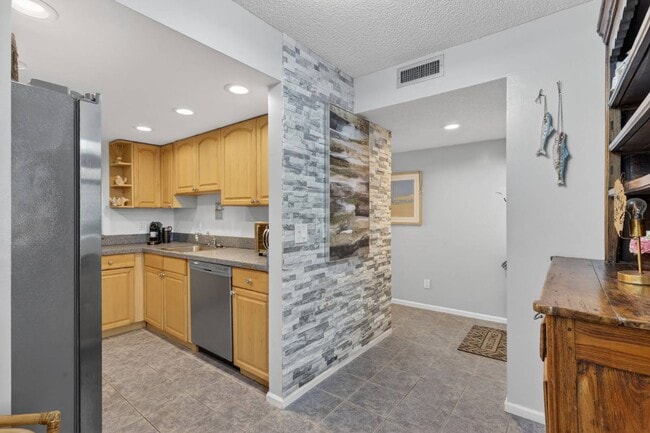 Building Photo - 5061 N Hwy A1A