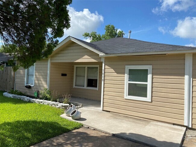 Building Photo - 5018 Kenilwood Dr