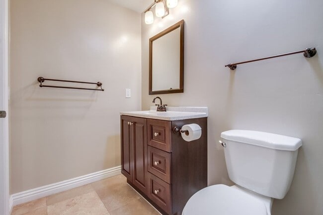 Building Photo - Beautiful 3 Bedroom + Den Home in the Foot...