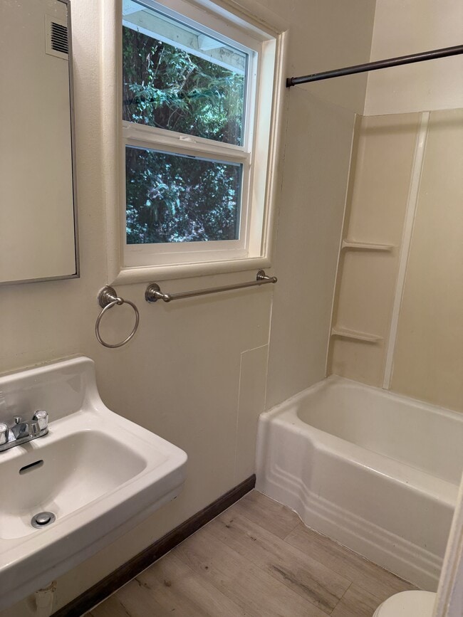 Building Photo - 1454 Beverly Dr