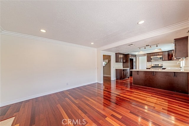 Building Photo - 670 S Oakhaven Ave