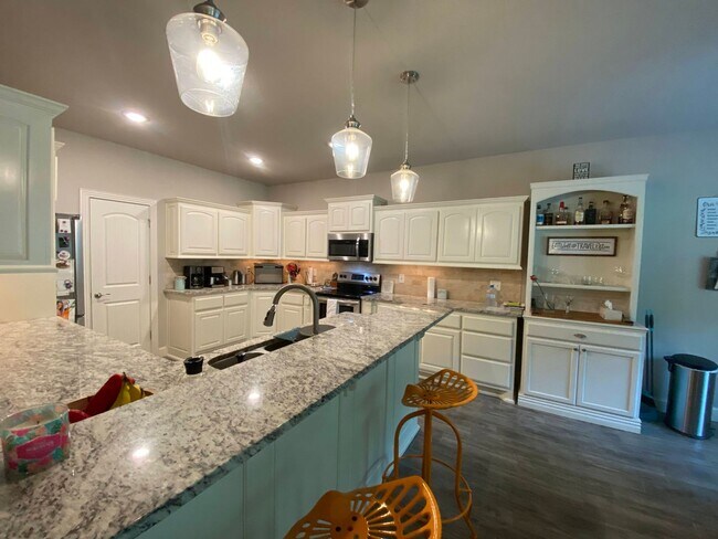 Building Photo - 3 Bedroom 2.5 Bathroom Home