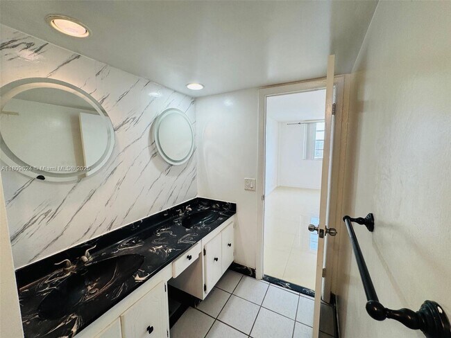 Building Photo - 1833 S Ocean Dr