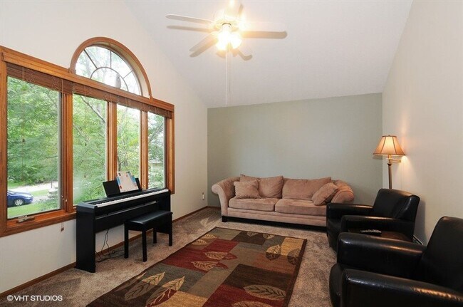 Building Photo - Spacious 5BR Home on Cul-de-Sac – Available June 1