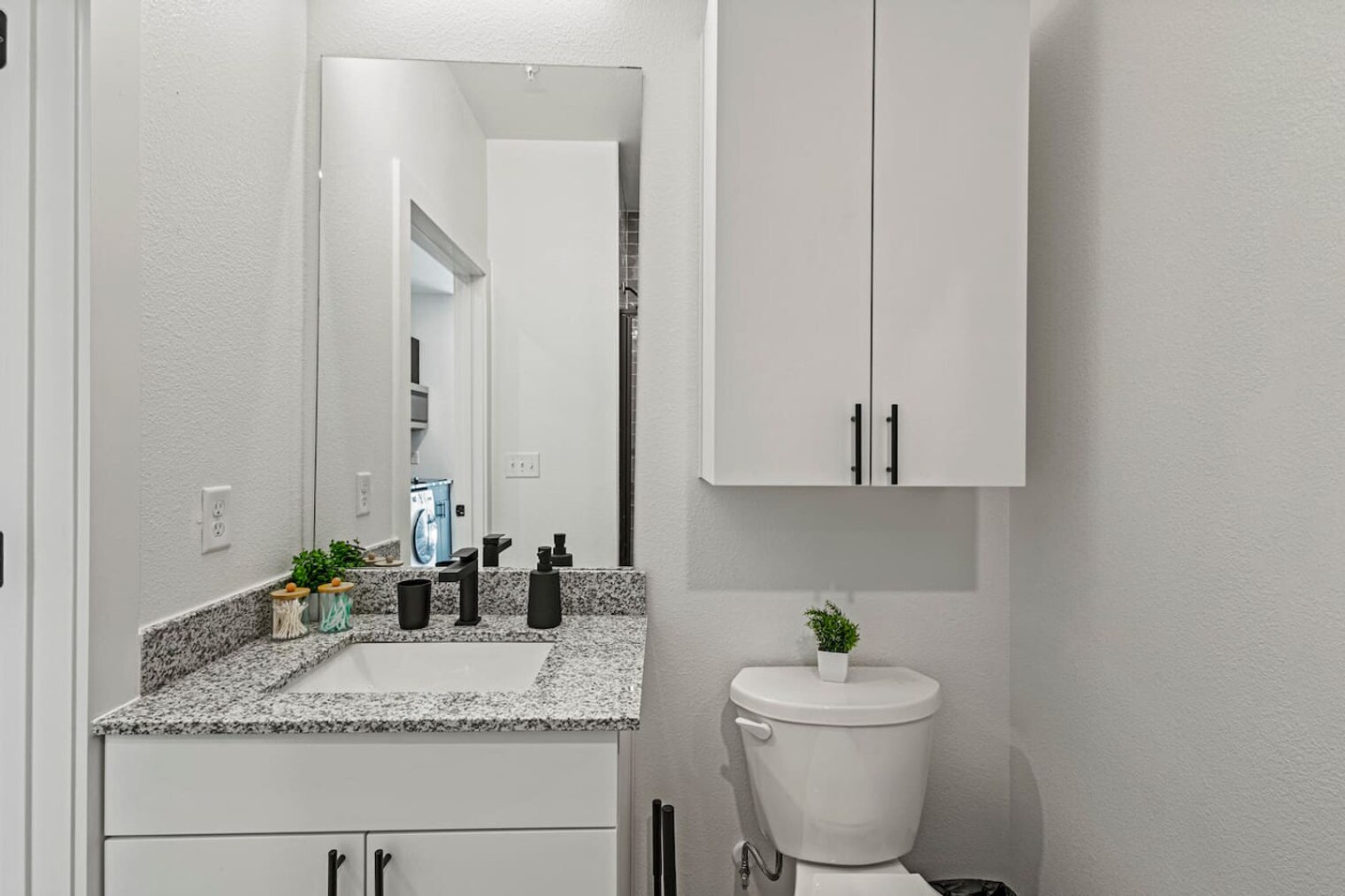 Building Photo - 596 W 9th St