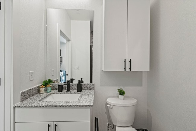 Building Photo - 596 W 9th St