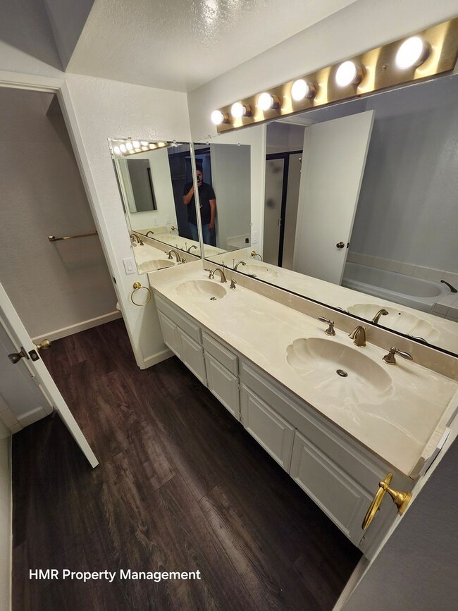 Building Photo - Beautiful 3-Bed, 3-Bath Condo in Prime Cla...