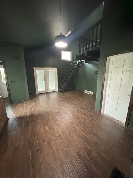 Building Photo - 210 N Limit St