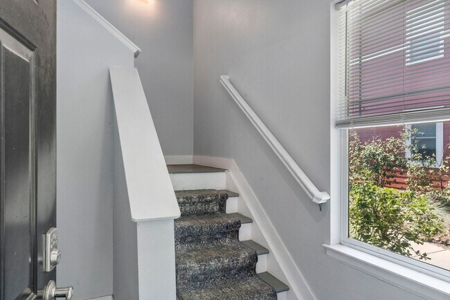 Building Photo - Updated Central Park Condo for Lease