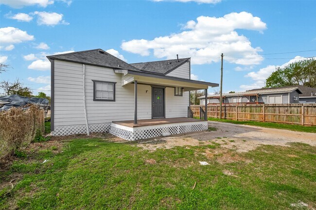 Building Photo - 7927 Brays St