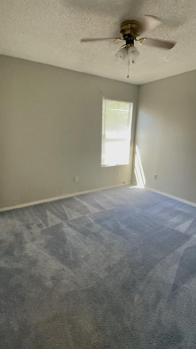 Building Photo - 921 NW Summercrest Blvd