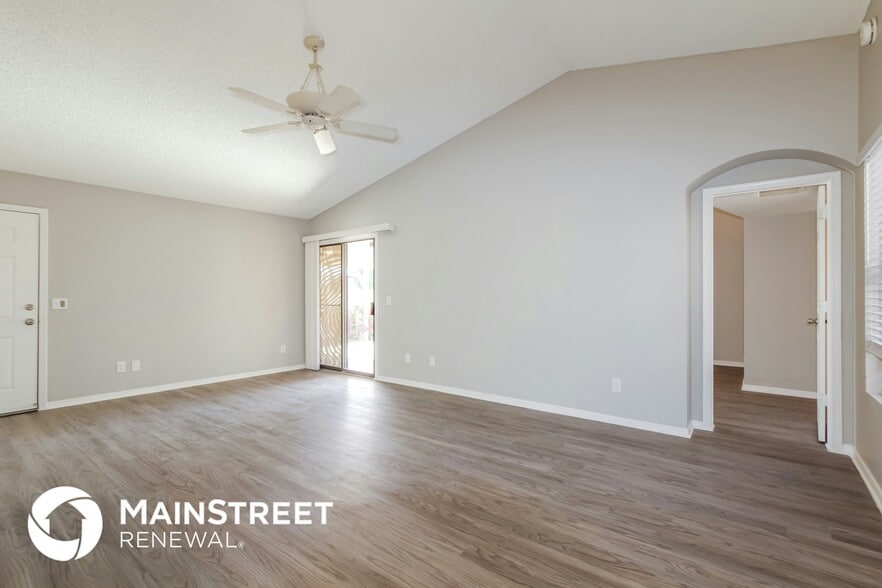 Building Photo - 8827 W Willowbrook Dr