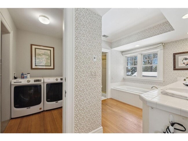 Building Photo - 2810 W Lake of the Isles Pkwy