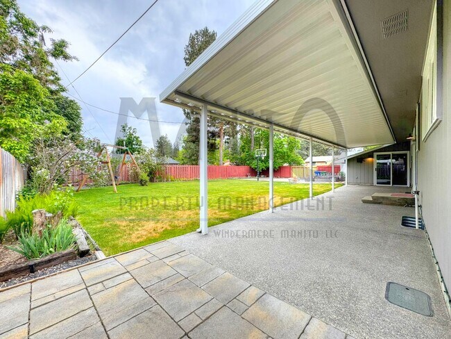 Building Photo - Entertainers Dream Home