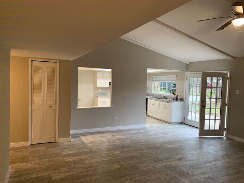 Building Photo - 1335 Carnation Dr