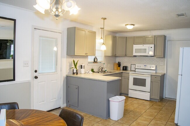 Building Photo - 738 Carondelay Dr