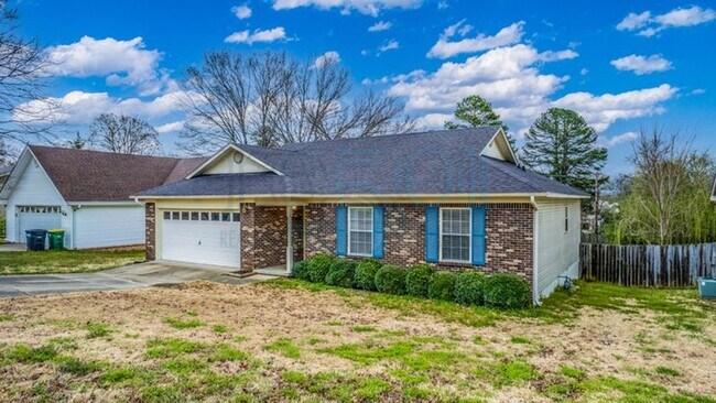 Building Photo - Attn: Pilots! 3BR 2BA Crashpad!