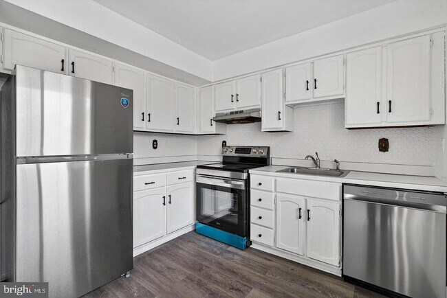 Building Photo - 8801 Monmouth Dr