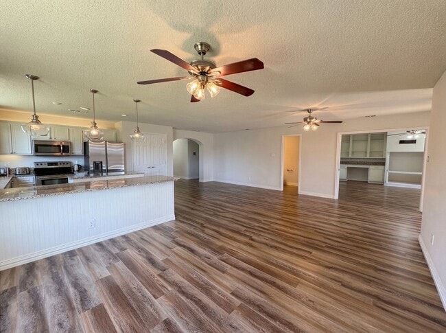 Building Photo - 1601 Kennedy Dr