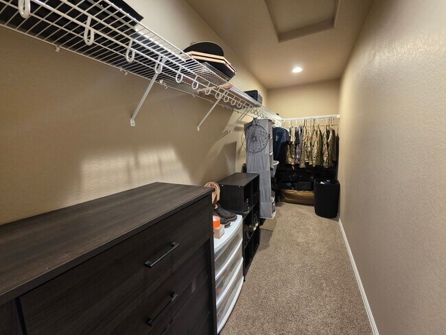 Building Photo - Beautiful 3 Bed 3 Bath Townhome!!