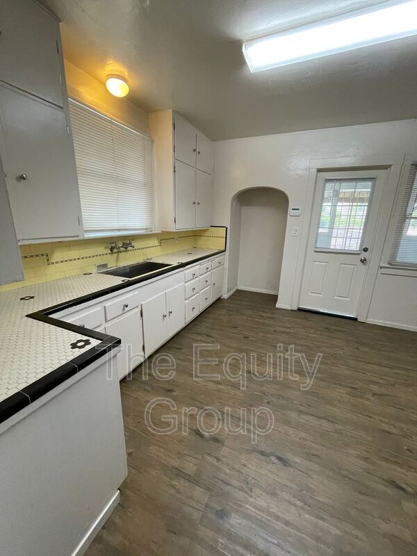 Building Photo - 939 Chinowth St