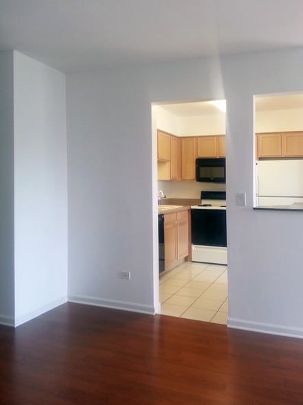 Building Photo - 995 S Ct of Shorewood